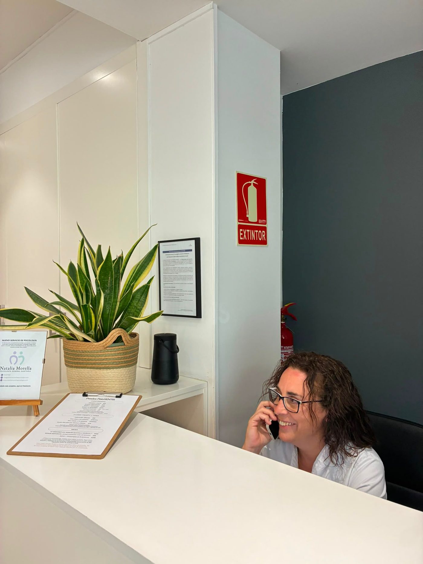 Atención personalizada a una paciente en la recepción de FisioSentis, Zaragoza
