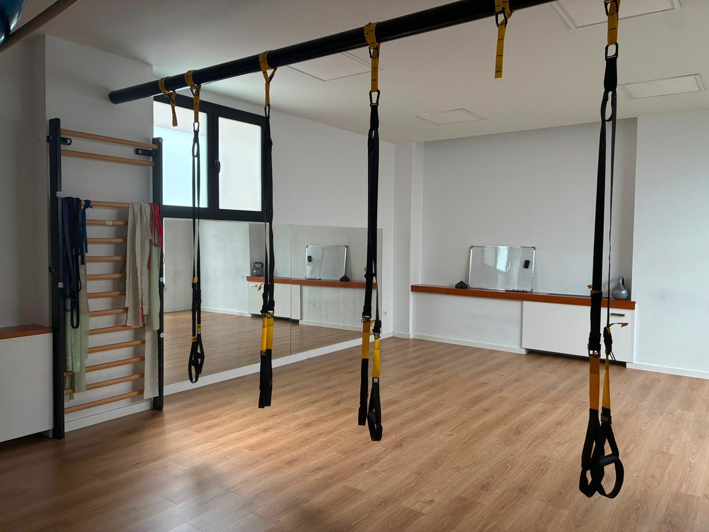 Sala de ejercicio terapéutico luminosa de FisioSentis en Zaragoza