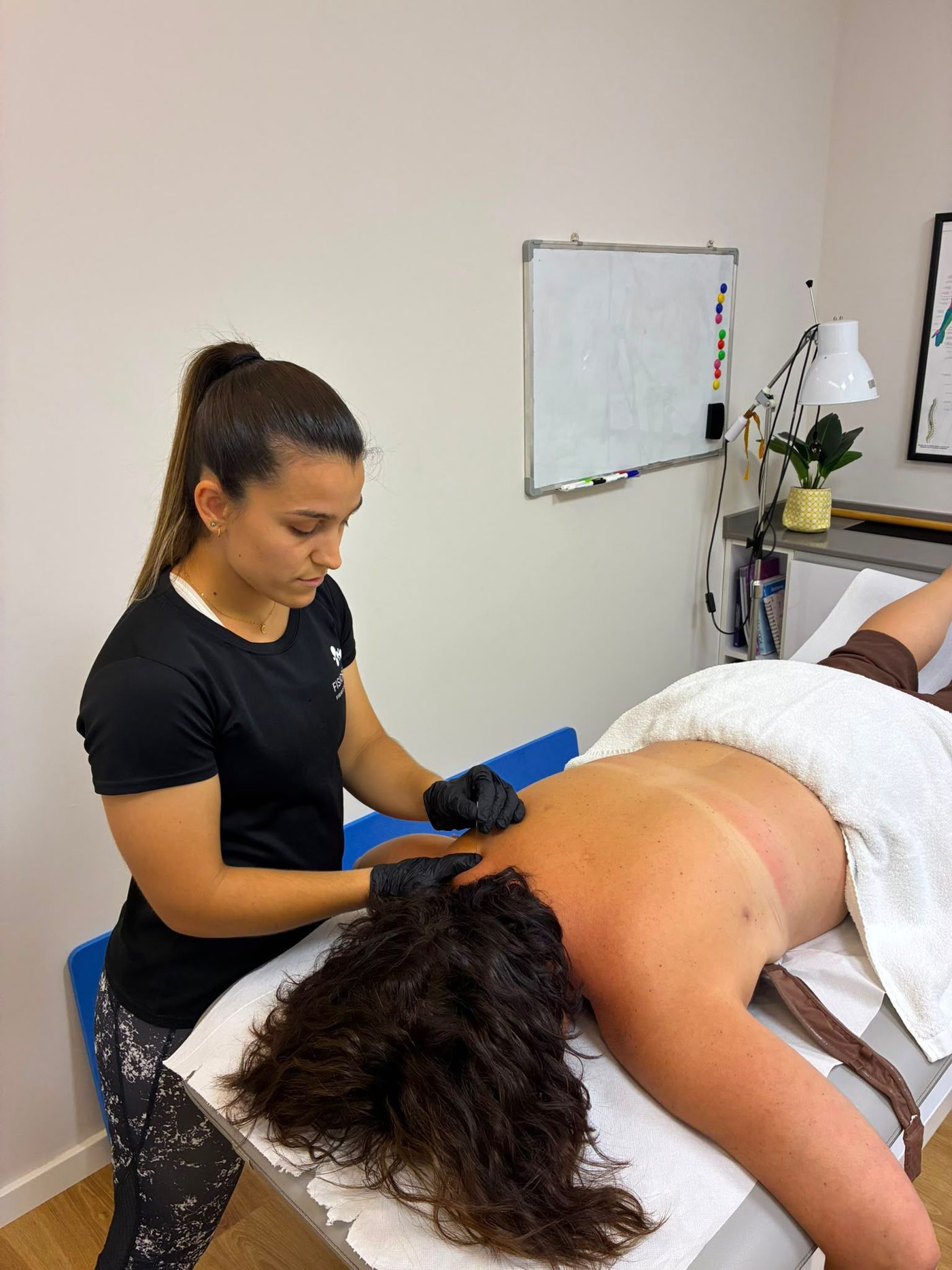 Tratamiento de fisioterapia en la espalda y la zona cervical en FisioSentis, Zaragoza