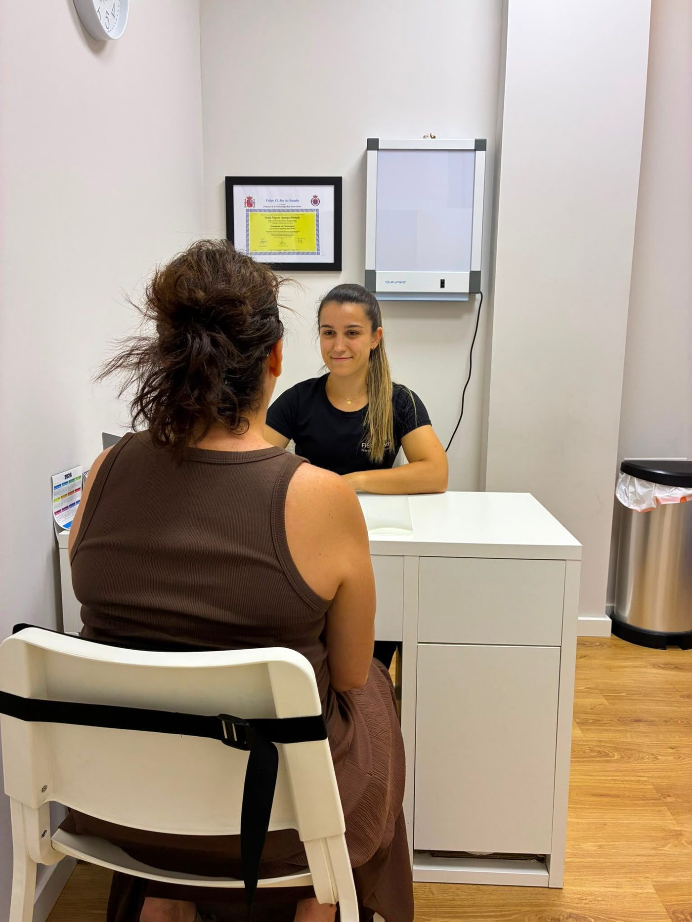 Fisioterapeuta de FisioSentis atendiendo a una paciente en la valoración inicial, Zaragoza