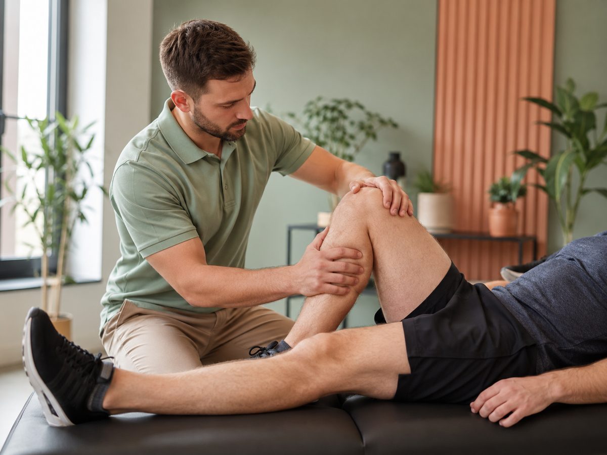 Fisioterapeuta revisando la estabilidad de los ligamentos de la rodilla en Zaragoza